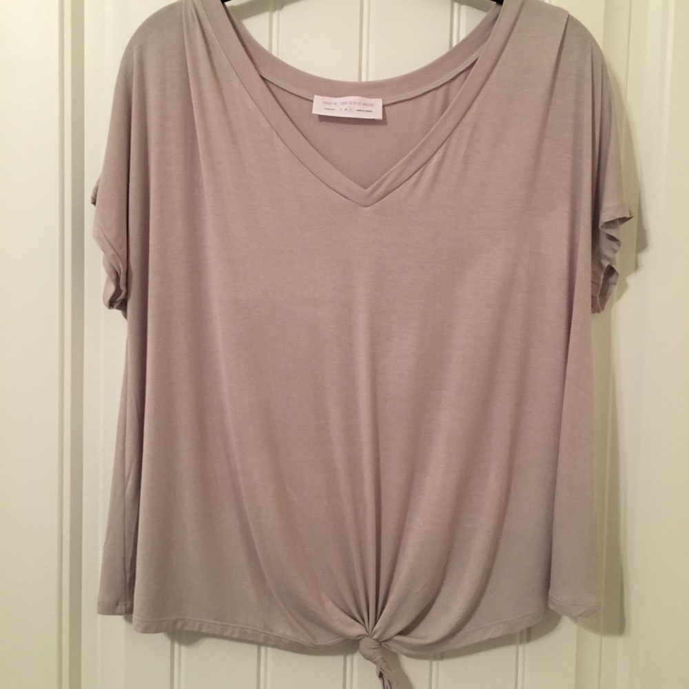 NWOT Short Sleeve v-neck Top tied at the bottom